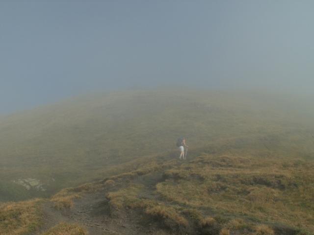 Mäusi im Nebel auf dem Weg zum Lago Retico