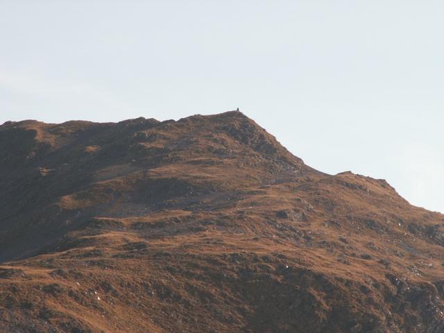 gut sichtbar der Steinmann bei Punkt 2595 m.ü.M.