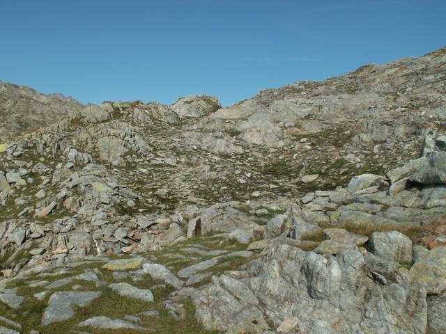 über einen einfachen Wanderweg geht es aufwärts zum Pass Cristallina