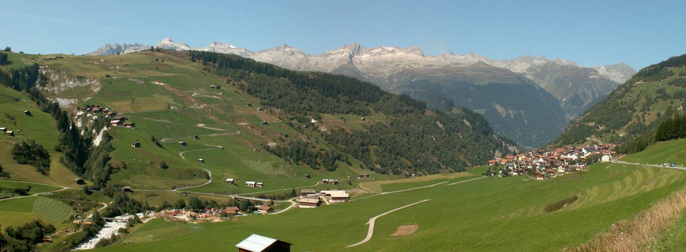 Breitbildfoto vom Val Medel. Rechts Curaglia