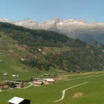 Breitbildfoto vom Val Medel. Rechts Curaglia