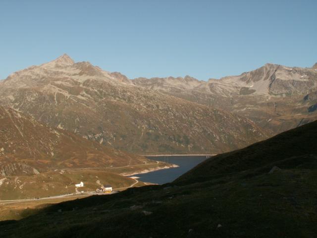 der Lukmanierpass liegt schon an der Sonne