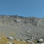 Blick rauf zum Pizzo del Corvo. Von dort kommen al diese schwarzen Felsbrocken