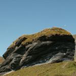 überall schwarze Felsbrocken