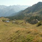 Blick auf die kleinen Bergseen bei den Alphütten von Alpe di Bovarina