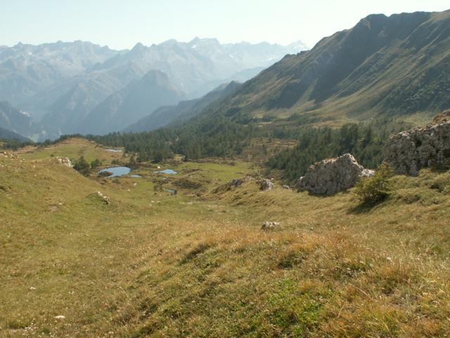 Blick auf die kleinen Bergseen bei den Alphütten von Alpe di Bovarina