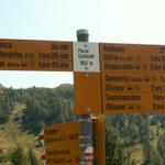 Wegweiser beim Passo di Cantonill. Es geht Richtung Dötra/Acquacalda