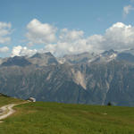 Breitbildfoto kurz nach Dötra, mit Blick Richtung Rheinwaldhorn und Adulakette