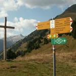 Wegweiser und Kreuz bei Croce Portera 1917 m.ü.M.