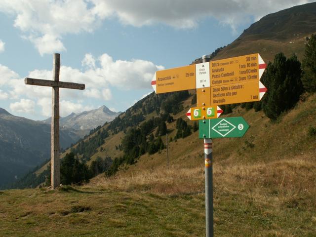 Wegweiser und Kreuz bei Croce Portera 1917 m.ü.M.