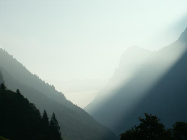 Nebel liegt über den Klöntalersee