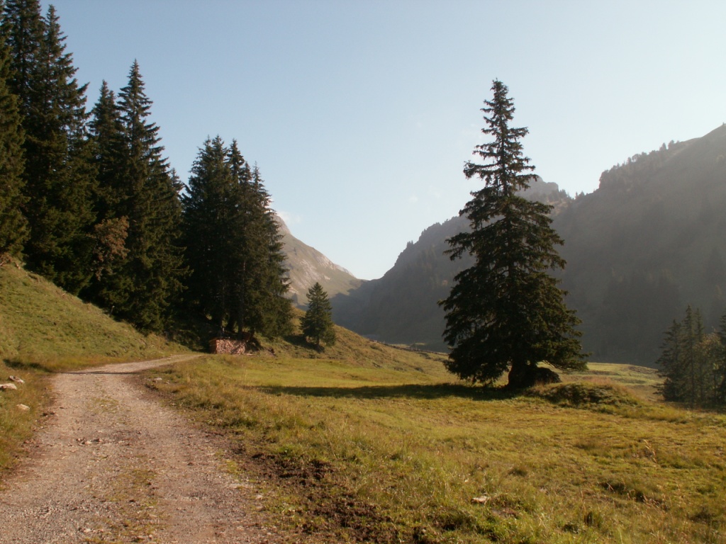 zu hinterst im Tal liegt Dejen