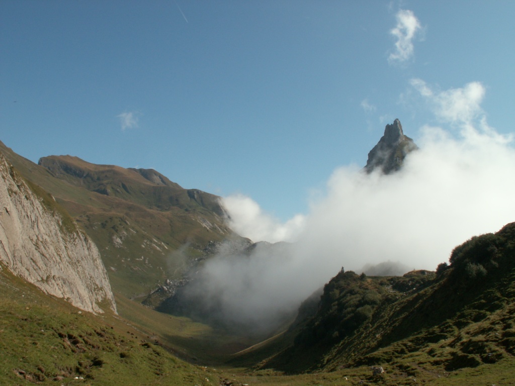 leider zieht auch Nebel vom Klöntalersee ins Tal hinein