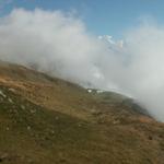 der Nebel lichtet sich. Blick auf Alp Gumen 1921 m.ü.M.