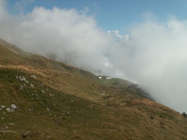 der Nebel lichtet sich. Blick auf Alp Gumen 1921 m.ü.M.