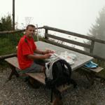 Mittagessen bei einer Alphütte mit traumhafter Aussicht (wenn der Nebel nicht währe)