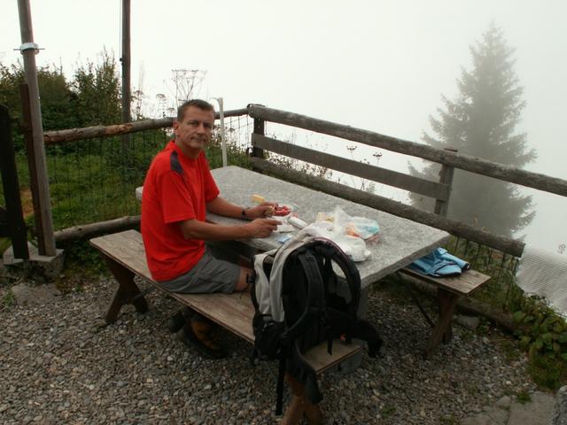 Mittagessen bei einer Alphütte mit traumhafter Aussicht (wenn der Nebel nicht währe)