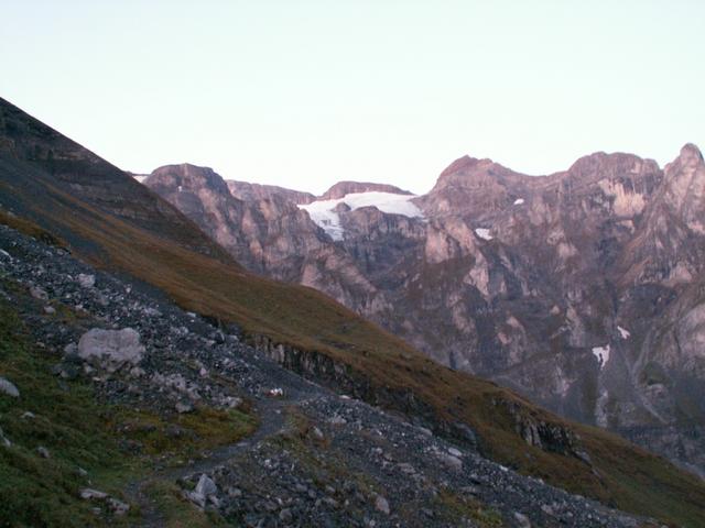 über einen einfachen Bergpfad geht es Richtung Gitschenhöreli Hütte