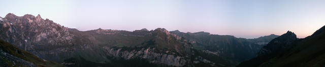 Breitbildfoto vom Ober Mälchboden 2042 m.ü.M. mit Blick ins Grosstal
