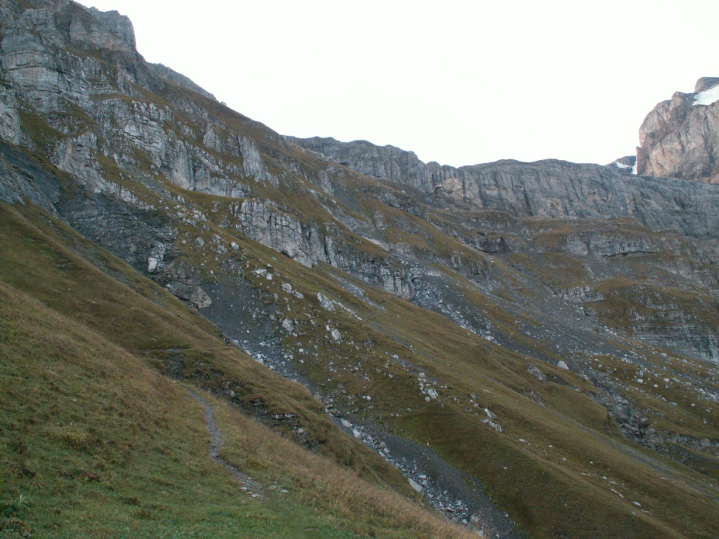 der Weg führt links an dieser Felswand vorbei