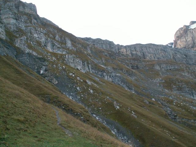 der Weg führt links an dieser Felswand vorbei