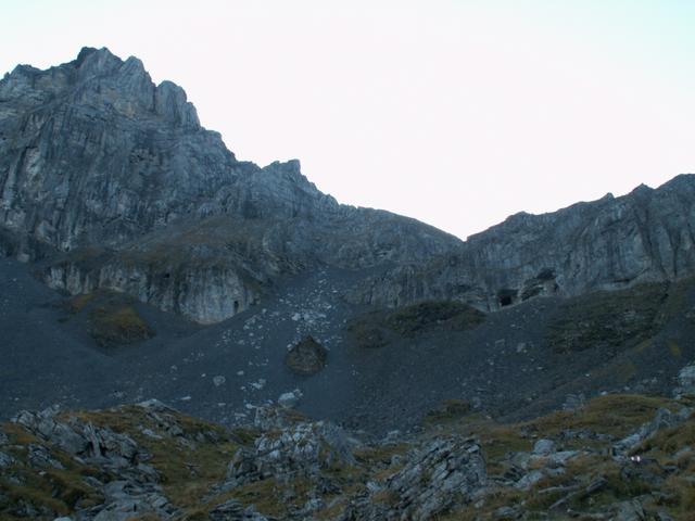 bei Punkt 2145 m.ü.M. in der Mitte des Bildes, führt der Weg am Schotterhang aufwärts