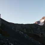 direkt oberhalb dieser Felswand liegt die Gitschenhöreli Hütte