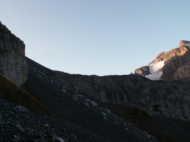 direkt oberhalb dieser Felswand liegt die Gitschenhöreli Hütte