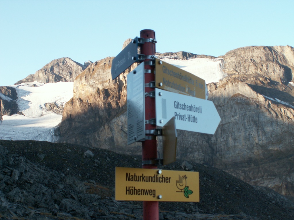 auf gut ausgebauten Bergpfad und nicht ausgesetzt, erreichen wir den Wegweiser bei Punkt 2380 m.ü.M.