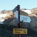 auf gut ausgebauten Bergpfad und nicht ausgesetzt, erreichen wir den Wegweiser bei Punkt 2380 m.ü.M.