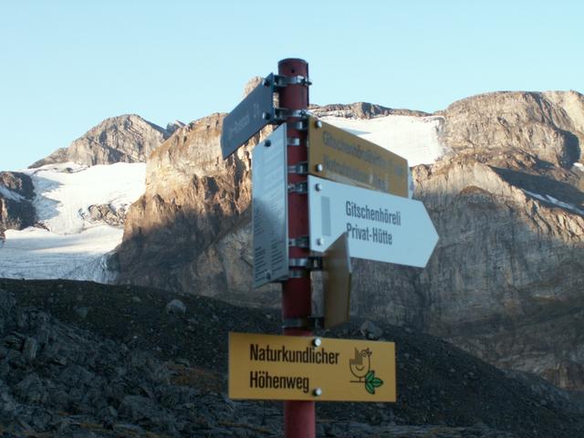 auf gut ausgebauten Bergpfad und nicht ausgesetzt, erreichen wir den Wegweiser bei Punkt 2380 m.ü.M.