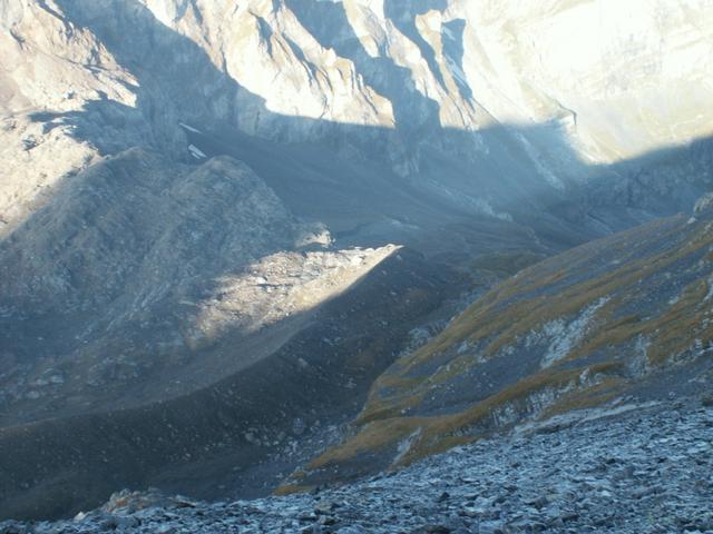 links neben dem Möränenhügel, schon an der Sonne, die Gitschenhöreli Hütte