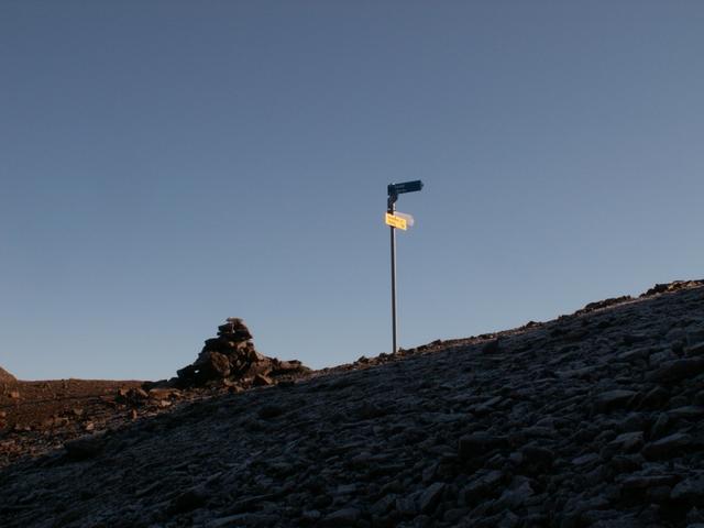 Wegweiser bei Punkt 2798 m.ü.M. auf der anderen Seite führt der Weg runter zur Musenalp Hütte