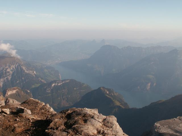 Tiefblick zum Urnersee mit Brunnen