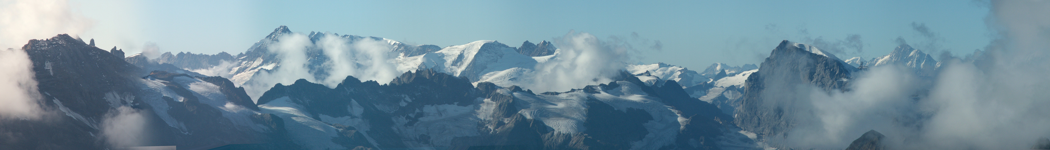 Breitbildfoto vom Uri-Rotstock mit Blick Richtung Urner und Berner Alpen. Einfach gewaltig.