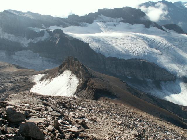 wir verlassen den Gipfel und laufen runter zum Punkt 2798 m.ü.M.