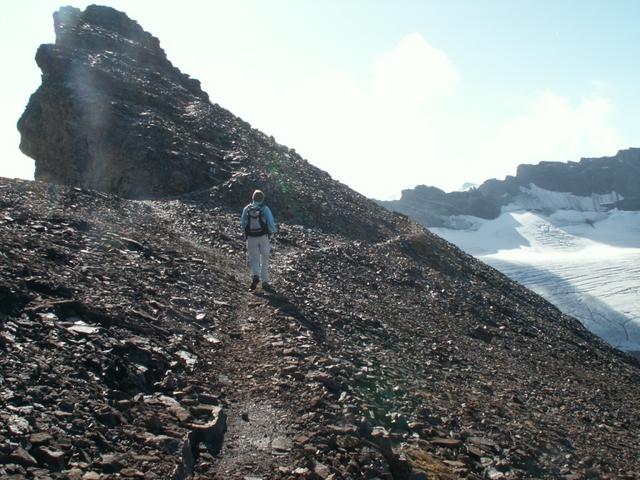 der Bergpfad führt rechts an diesem kleinen Gifel vorbei. Sehr schöner Bergpfad