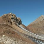 Blick vom Rotstocksattel zum Uri-Rotstock. Links neben dem kleinen Gipfel ist der Bergpfad vorhanden