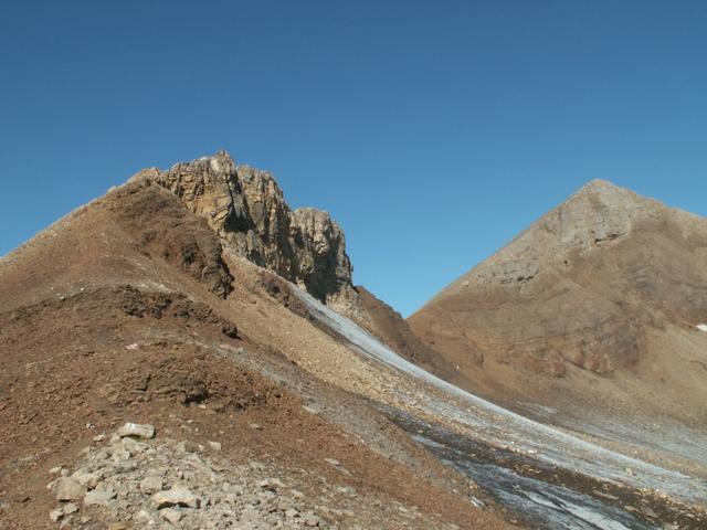 Blick vom Rotstocksattel zum Uri-Rotstock. Links neben dem kleinen Gipfel ist der Bergpfad vorhanden