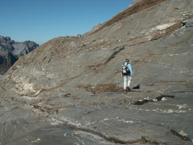 über vom Gletscher glatt geschliffener Fels führt uns der Weg abwärts