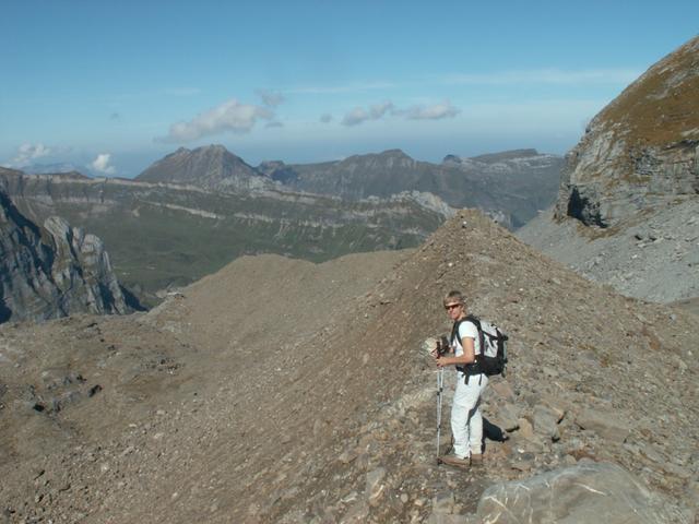 Mäusi auf der Moräne. Links unten die Gitschenhöreli Hütte