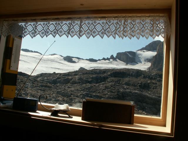 Blick von der Küche der Gitschenhöreli Hütte Richtung Blüemlisalpfirn