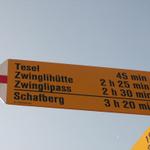 Es geht rauf zum Wildhuser Schafberg. Wegweiser irritiert ein bisschen. Man braucht nie und nimmer über 3 Std.