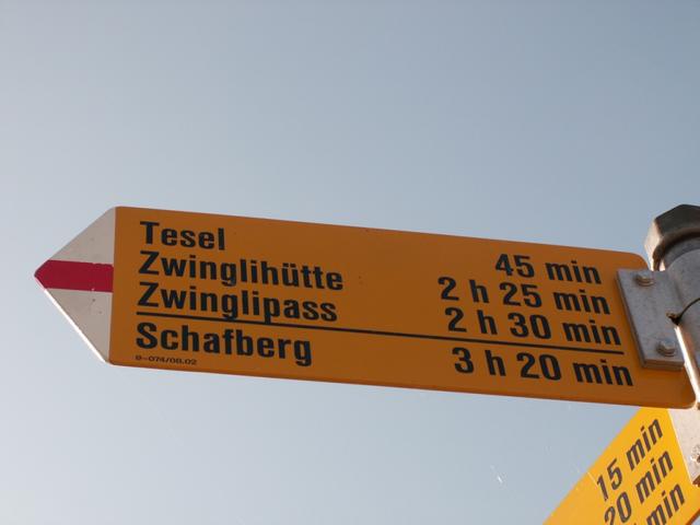 Es geht rauf zum Wildhuser Schafberg. Wegweiser irritiert ein bisschen. Man braucht nie und nimmer über 3 Std.