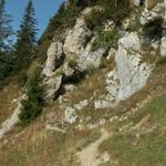 zwischen den Felsen führt der Pfad gut ausgebaut aufwärts