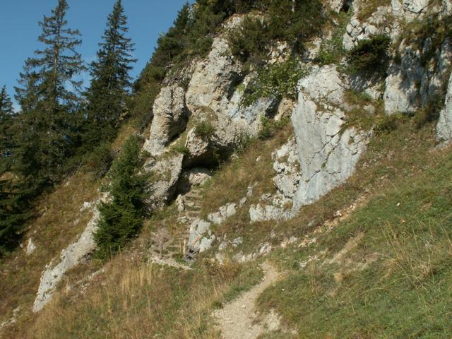 zwischen den Felsen führt der Pfad gut ausgebaut aufwärts