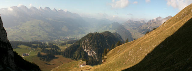 Breitbildfoto mit Blick Richtung Churfirsten bei Punkt 1852 m.ü.M.