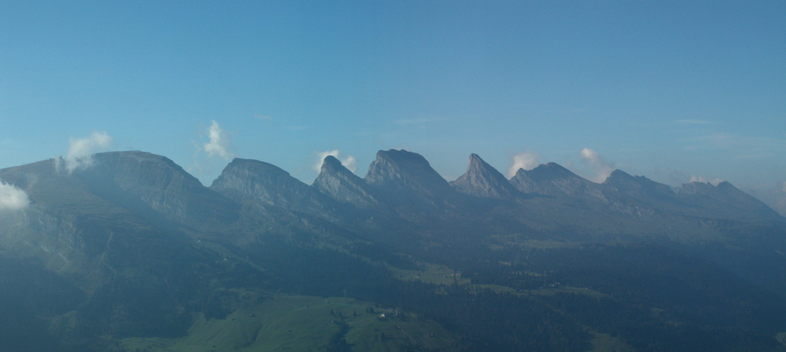 Breitbildfoto der Churfirsten