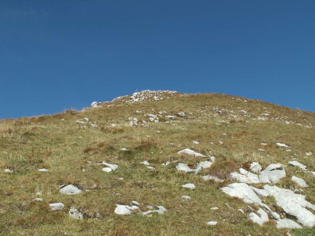 zuoberst sieht man schon die Blechfahne am Vorgipfel