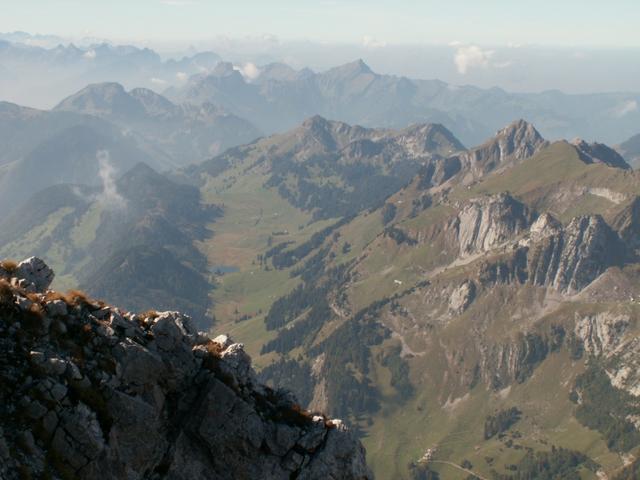 Tiefblick zum Gräppelensee und rechts zum Lütispitz. Dort oben waren wir auch schon